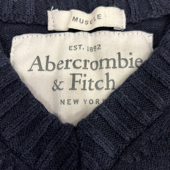 Abercrombie & fitch sweater (muscle ) - Picture 2 of 4